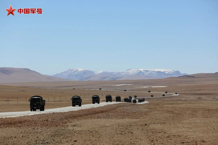 青藏兵站部某运输旅在青藏线上执行运输任务。（冯建强 摄）
