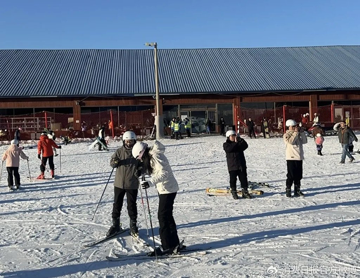图为消费者在滑雪。