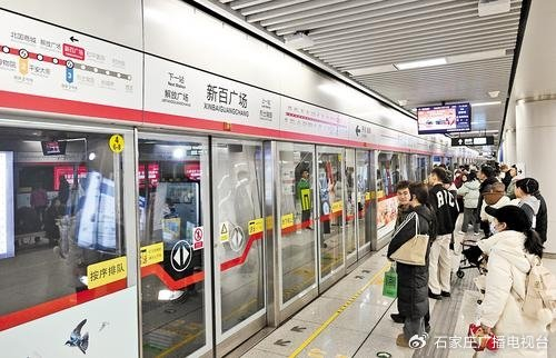 12月15日，市民在石家庄地铁新百广场站准备乘坐地铁出行。本报记者 史晟全摄