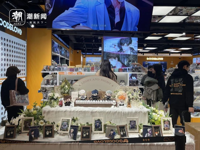 逛线下谷店的年轻人。