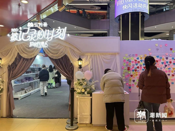 爱好者在线下快闪展台打卡留言。