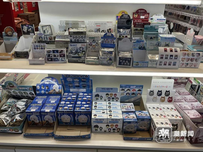 线下谷店陈列的吧唧等谷子。