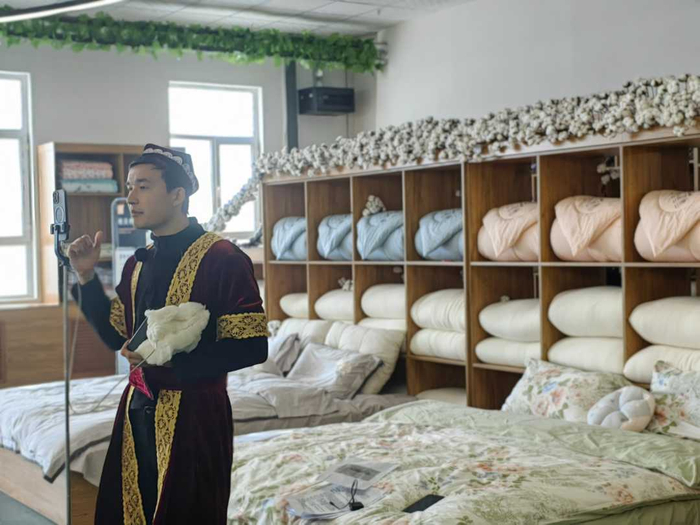 呼图壁电子商务科技产业园内，一位主播正在直播销售家纺用品。耿丹丹 摄