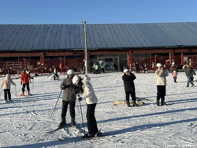 图为消费者在滑雪。　　