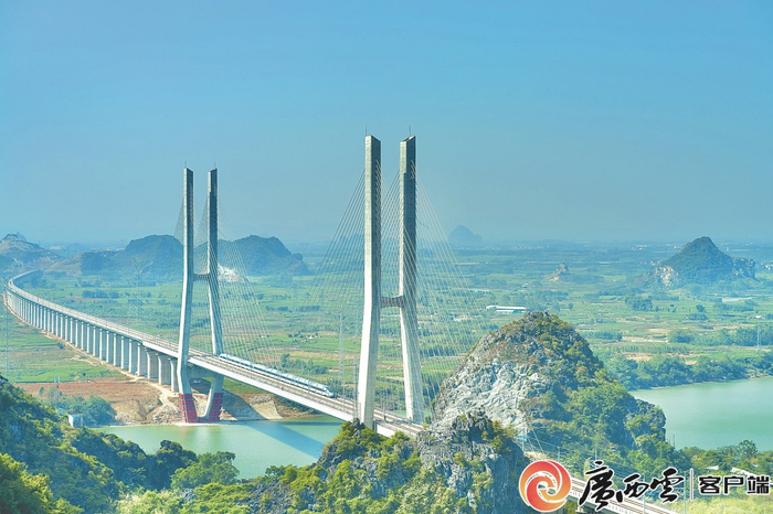 南玉铁路百合郁江特大桥是世界已建成时速350公里最大主跨的无砟轨道高速铁路钢箱-混凝土混合梁斜拉桥。广西交投供图