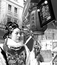     身着汉服的姑娘在逛非遗市集。光明图片/IC photo