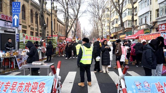 红专街早市人声鼎沸（央广网见习记者 张瀚予 摄）