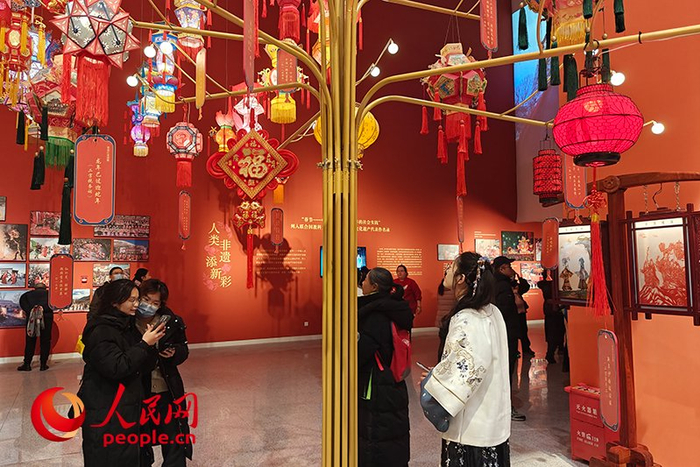 12月21日，观众正在参观“过年——春节主题展”。人民网记者 韦衍行摄