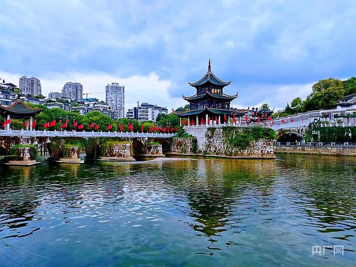 贵阳市南明河甲秀楼段，水清岸绿风景如画（央广网记者 任振国 摄）