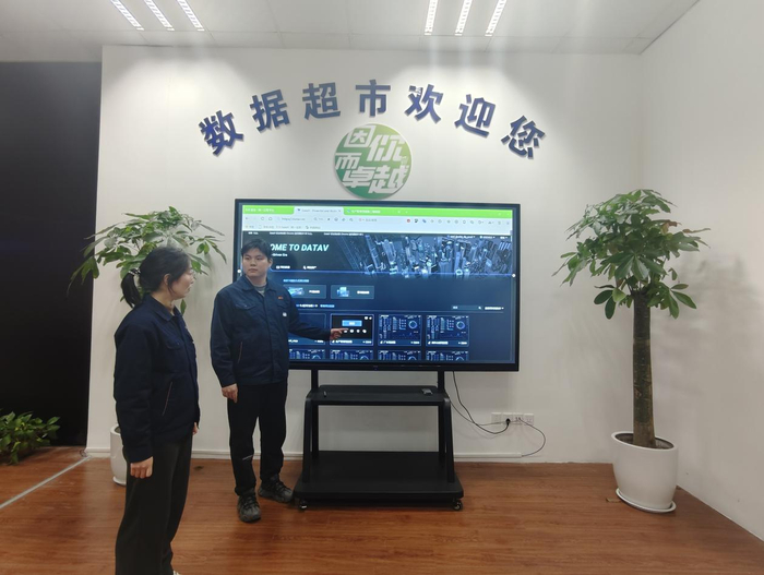 （徐州卷烟厂数据治理中心成员讨论驾驶舱上云 李维卿 摄）