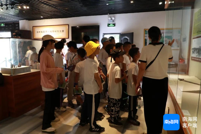 参加研学旅游活动的学生到白沙起义第一枪旧址纪念园参观。白沙融媒体中心供图