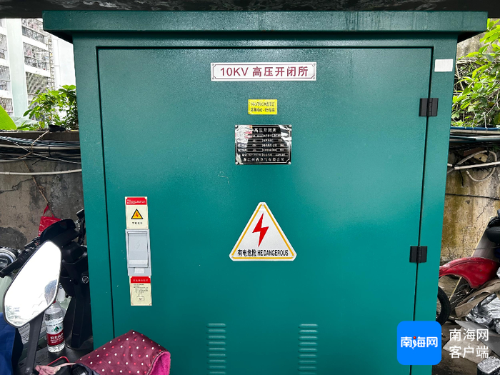 　　容量为“1300KVA”的宝迪花苑小区公变，外部边角已出现锈蚀迹象。记者 袁玉龙 摄