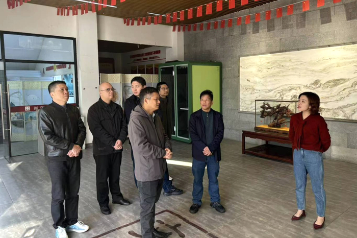 市场监管人员为茶叶企业提供技术指导。福州市市场监管局供图
