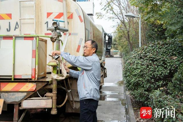 图为张荣冠在日常工作中