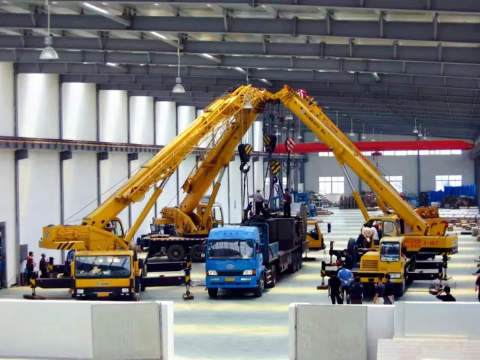 ▲ 图为4台120吨吊机正在吊装Φ50毫米镦球机。