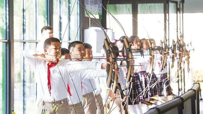 3月21日，在武汉市光谷第十二小学，射箭等课后服务活动吸引孩子们踊跃参与。（湖北日报全媒记者 何宇欣 通讯员 李厚芬 摄）