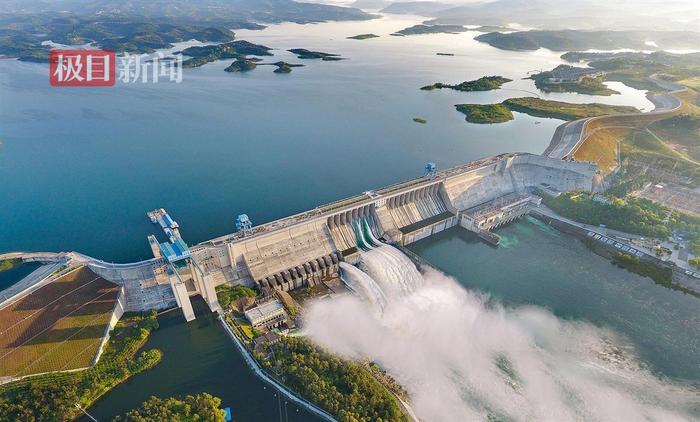 巍峨雄壮的丹江口水库大坝（张建波 摄）