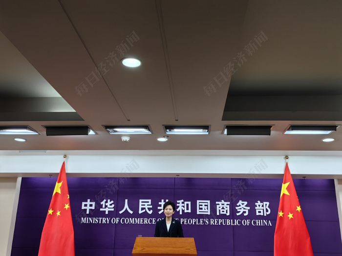何咏前在发布会上回答媒体记者提问 每经记者 张怀水 摄