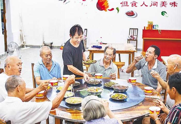 红安县柏林寺村幸福食堂，老人们正在进餐。 （湖北日报全媒记者 朱熙勇 摄）