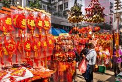 资料图片：到访聚集了无数一站式贺年装饰品店的街道，搜购经典和创新设计的农历新年装饰