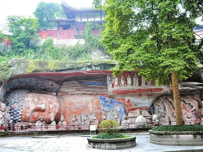 “资足常乐”CP，左为安岳卧佛院，右为大足石刻卧佛 图据川观新闻