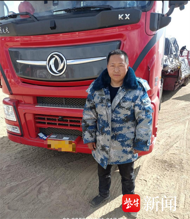 图为朱建东和他驾驶的货车