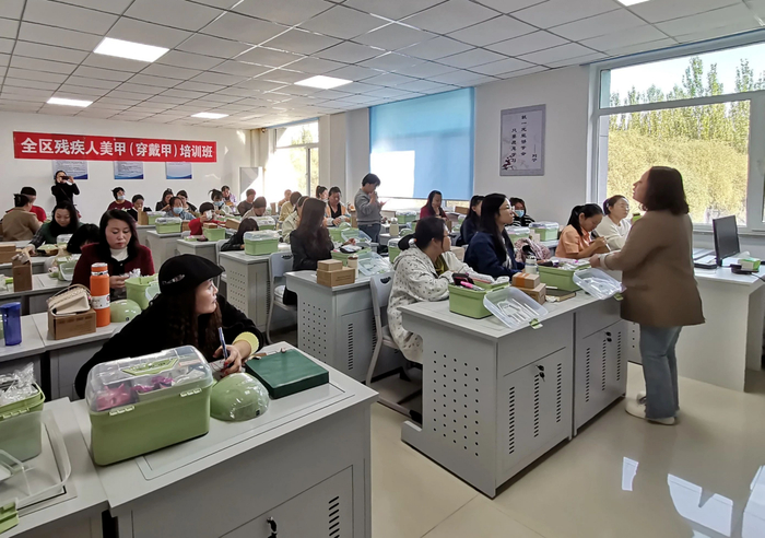 　全区残疾人美甲（穿戴甲）培训现场。（内蒙古自治区残疾人就业服务中心供图）