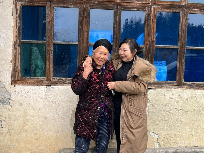 戴上新丝帕的郭定梅（左一）和胡光英（右一）合照