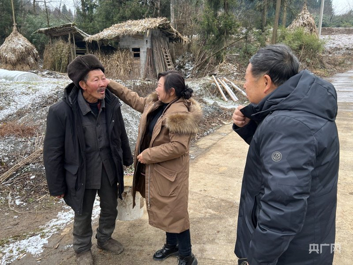 张必斗（右一）、胡光英来探望老人牟丙刚（左一）