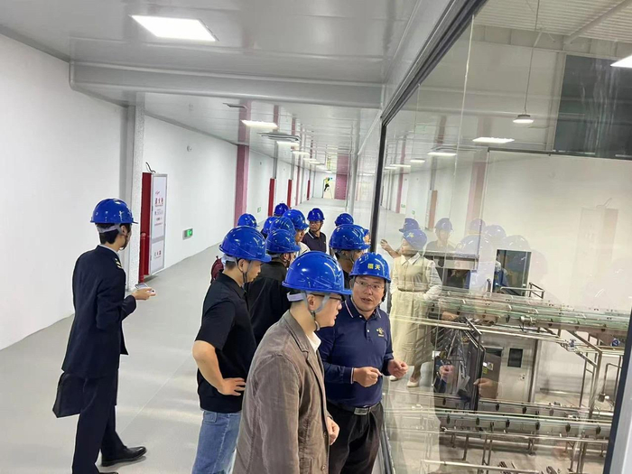 市场监管人员指导食品生产线的安装、调试工作。龙岩市市场监管局供图