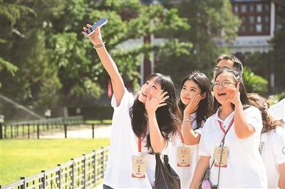 今年8月，参加第三十届海峡两岸大学生新闻营的学生们在北京大学拍照留念。