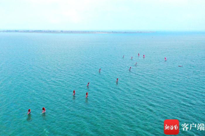 　　资料图：海口西海岸海面一艘艘帆船海上扬帆起航，成为海口市一道亮丽的城市风景线。记者 汪承贤 摄