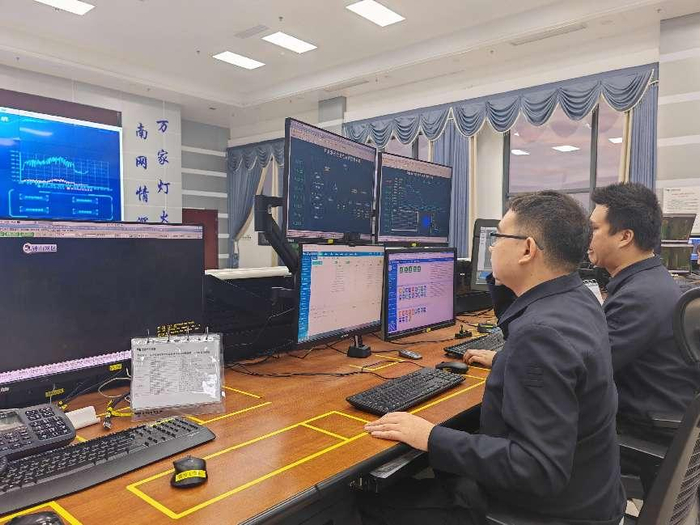 图为调度员进行新能源自动发电控制