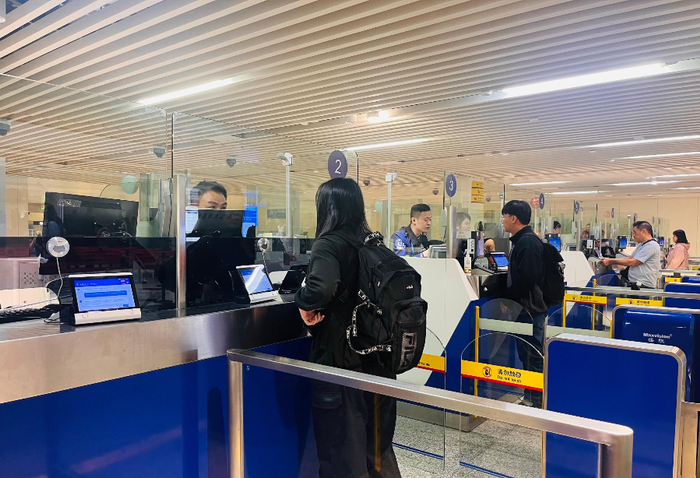 　　旅客正在通关。记者 丁文文 摄