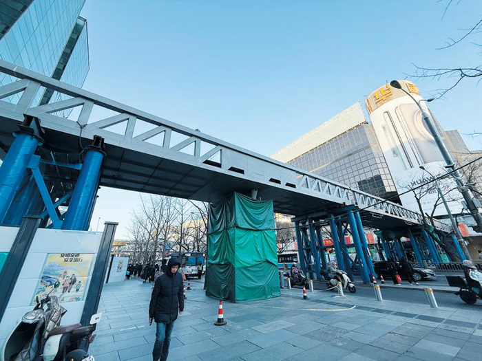 12月25日，西单商业街的连廊正在进行整体升级改造。　新京报记者　王贵彬　摄