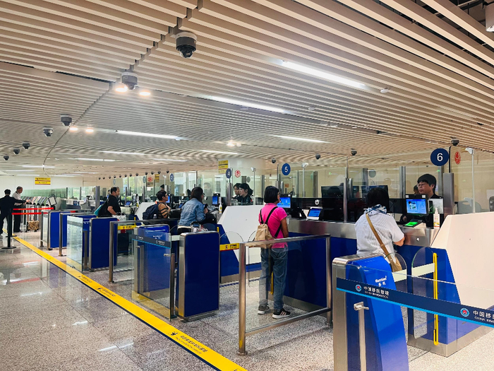 　　旅客正在通关。记者 丁文文 摄