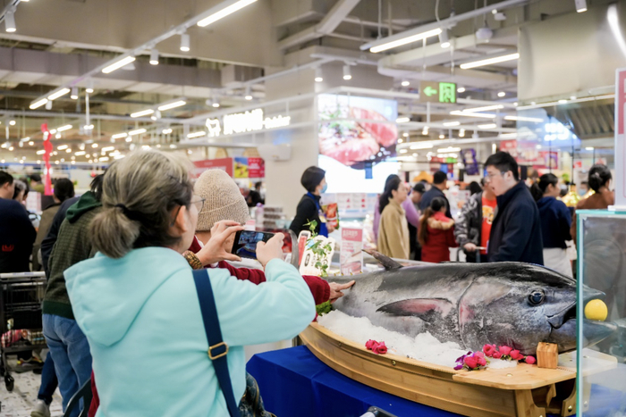 （图：珠海市民打卡盒马的开鱼活动）