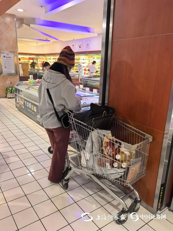 　　放着各种网红商品的购物车（上证报荆淮侨摄）