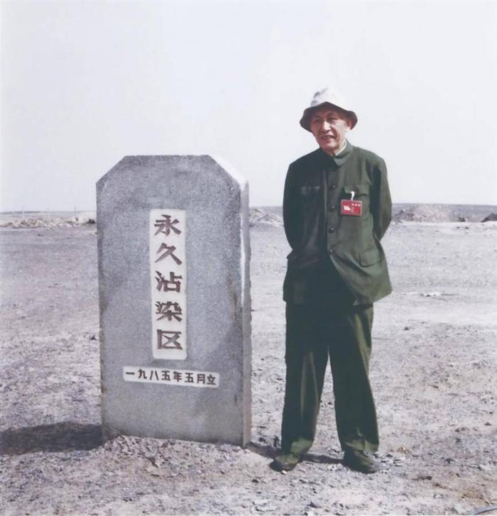 1993年秋，朱光亚在中国核试验基地永久沾染区留影。（中国科学院学部供图）