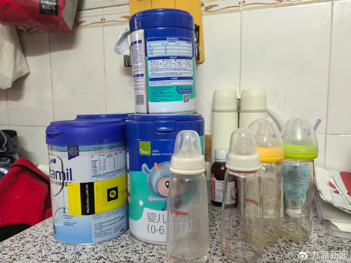 爱心企业捐赠的奶粉。图/九派新闻 马婕盈