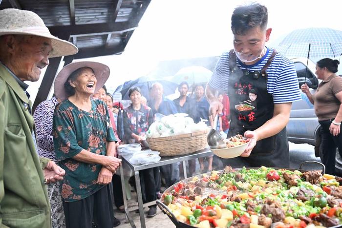 6个月辗转75个村庄，章丘小伙吕有彬免费为山村老人送大餐