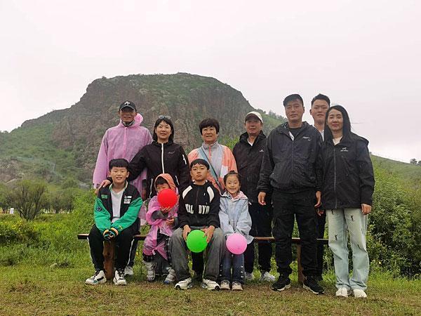 　　今年7月，崔越（右二）带着游客去内蒙古乌兰布统旅游。受访者供图