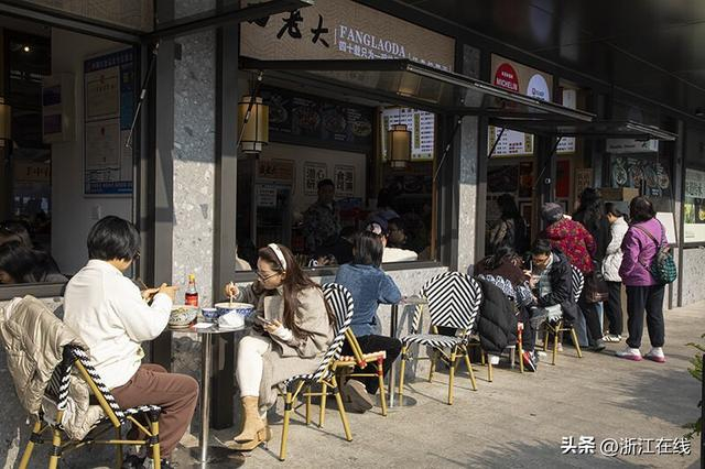 　　中午时分，面店生意很好 记者 陈天怀 摄