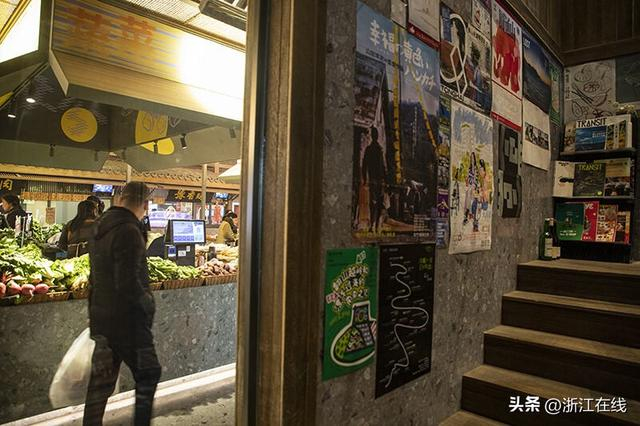 　　和咖啡馆一门之隔的菜市场 记者 陈天怀 摄