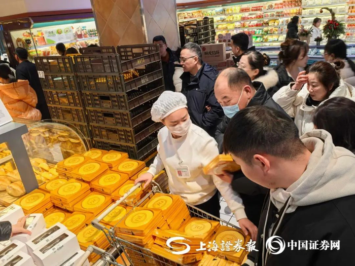 　　顾客在选购胖东来“网红大月饼”（上证报荆淮侨摄）