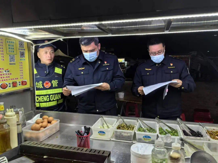福清市市场监管局联合市城管部门开展夜查。福清市市场监管局供图