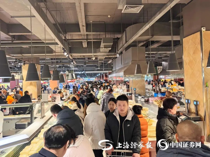 　　胖东来生活广场店内，顾客在挑选商品（上证报荆淮侨摄）