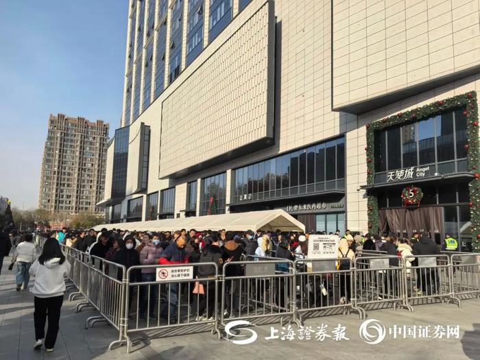　　胖东来天使城店，排队进入超市的人群（上证报荆淮侨摄）