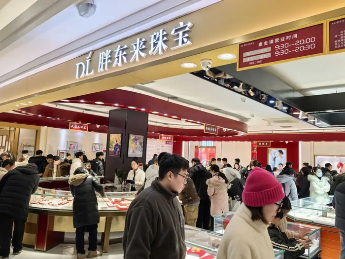 　　胖东来珠宝也受到很多人追捧，相比一些大牌的金价更优惠。（上证报荆淮侨摄）