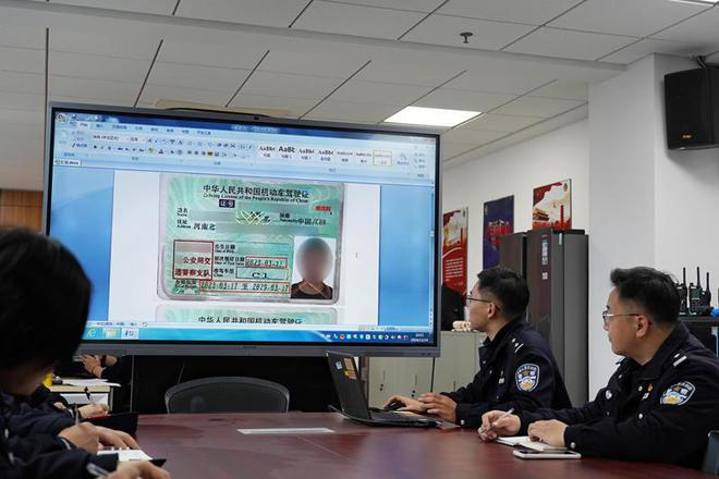 民警正在对假证件进行比对。上海闵行警方供图